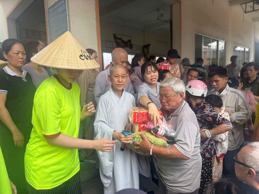 Đồng Tháp: Chùa Phước Hội trao quà hỗ trợ người khiếm thị và các hộ cận nghèo tại địa phương