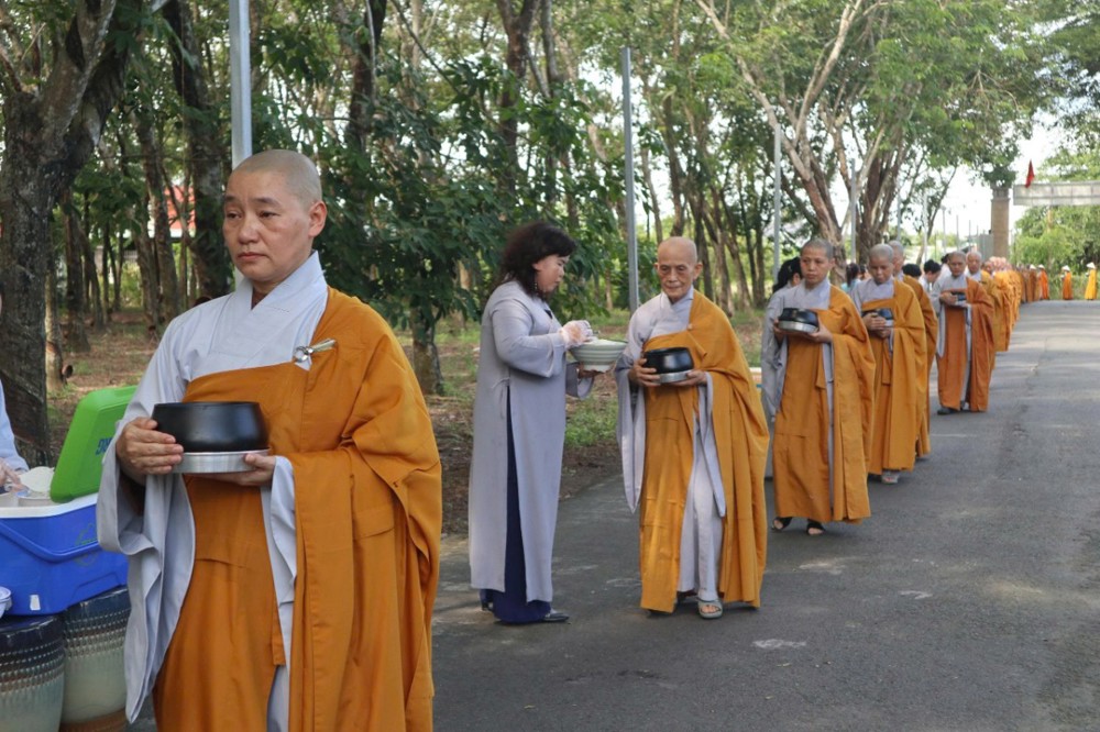TP.HCM: Trang nghiêm lễ kính mừng Đức Bồ tát Quán Thế Âm Thành Đạo và tái hiện hạnh trì bình khất thực tại trường hạ chùa Di Đà