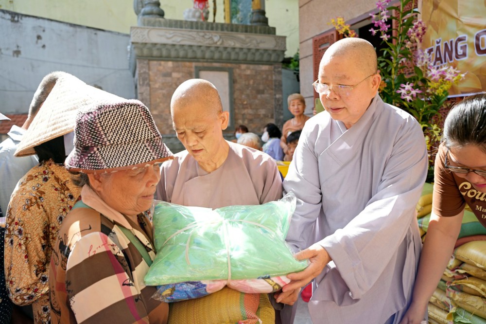 Cần Thơ: Chùa Bảo An trao quà cho bà con khó khăn nhân mùa Vu lan Báo hiếu
