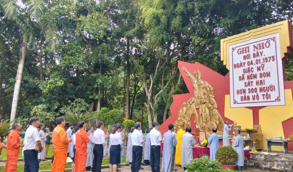 Đồng Nai: Chùa Đức Hạnh tổ chức lễ Kỳ siêu tại bia tưởng niệm 300 người tử nạn 
