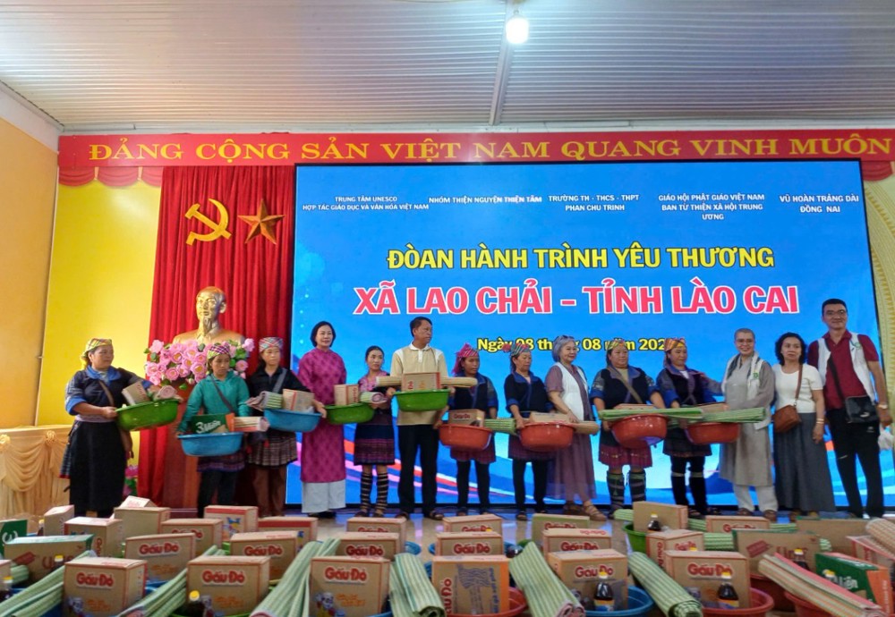 Ban Từ thiện Xã hội Trung ương cùng UNESCO cứu trợ đồng bào vùng lũ tại Lào Cai và Lai Châu