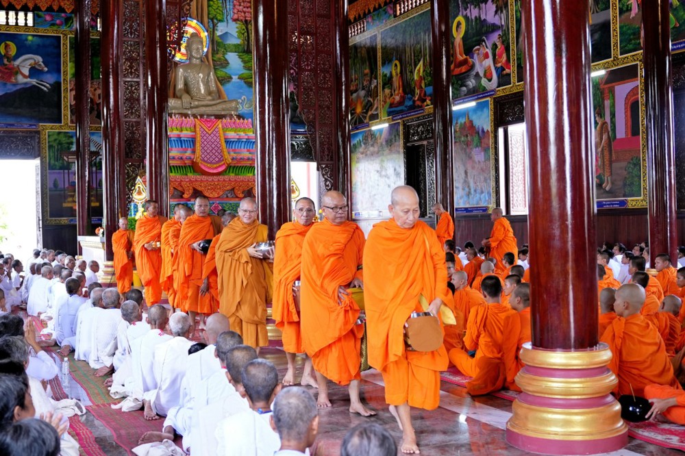 Cần Thơ: Trang nghiêm lễ đặt bát cúng dường tại khoá tu thiền Vipassana