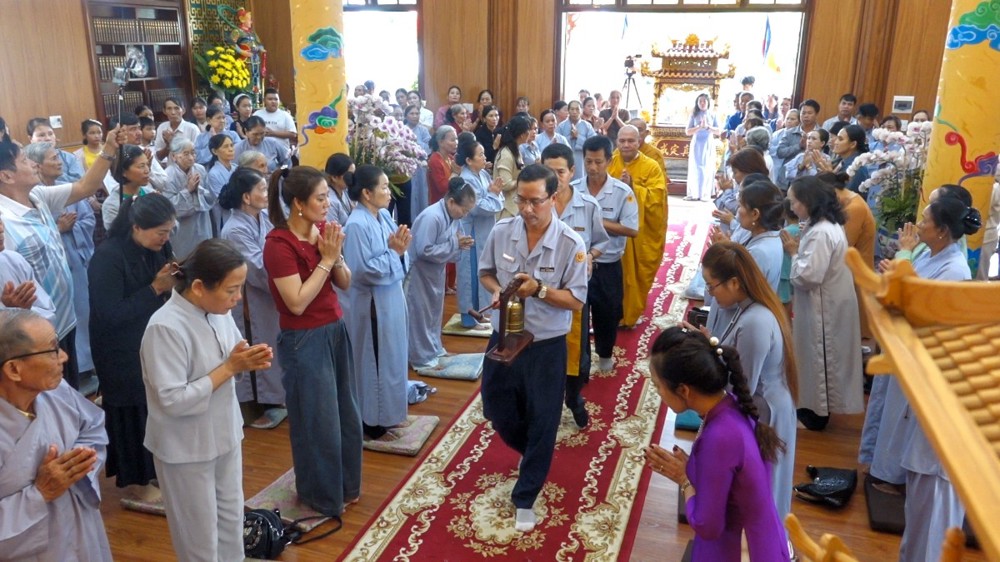 Quảng Ngãi: Chùa Huệ Hương trang nghiêm tổ chức Lễ bông hồng cài áo mùa Vu Lan PL.2570