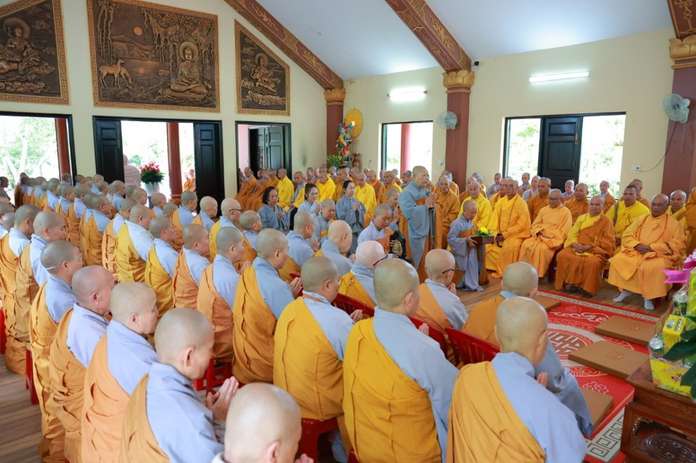 Lâm Đồng: Ni chúng và Phật tử Ni viện Tịnh Nghiêm dâng pháp y tại Tổ đình Tịnh Viện Hương Nghiêm