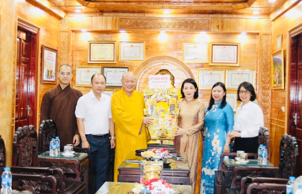 Đoàn Ủy ban MTTQ Việt Nam tỉnh Thanh Hóa thăm, chúc mừng Vu Lan đến Thượng tọa Thích Tâm Định