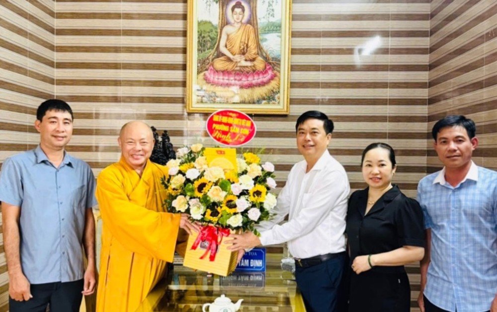 Thanh Hoá: Lãnh đạo phường Sầm Sơn thăm, chúc mừng Thượng tọa Thích Tâm Định nhân mùa Vu Lan