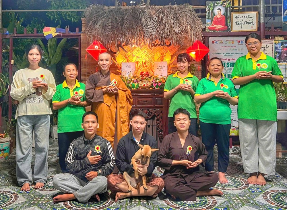 “Hoa hồng xuống phố” – Nét đẹp mùa Vu lan