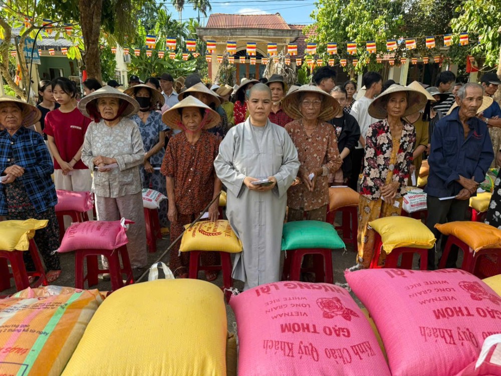 Đà Nẵng: Tổ đình Bảo Quang trao tặng 500 phần quà đến những hoàn cảnh khó khăn 
