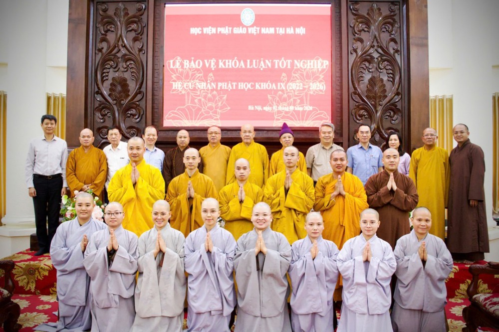 Hà Nội: 14 Tăng Ni sinh xuất sắc bảo vệ khóa luận tốt nghiệp hệ Cử nhân Phật học khóa IX