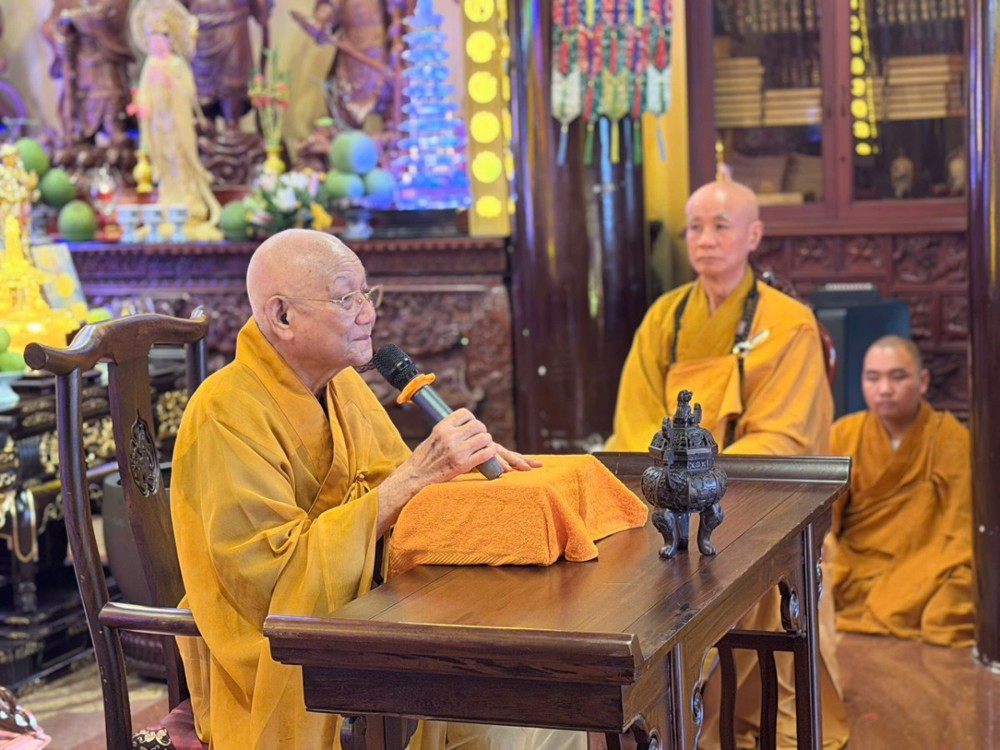 TP.HCM: Trưởng lão Hòa thượng Thích Minh Thông sách tấn hành giả an cư tại Trường hạ chùa Đại Giác