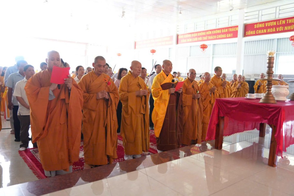 An Giang: Chùa Vĩnh Phước tổ chức Đại lễ tưởng niệm ân đức sinh thành, cài hoa hồng dâng y mùa Vu Lan PL.2570