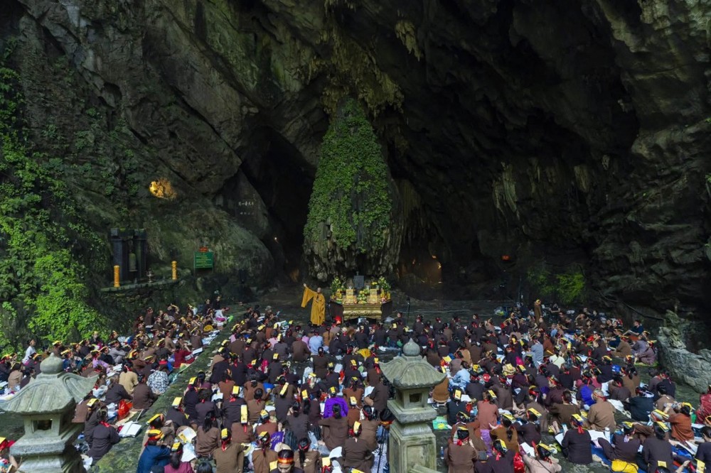 Hà Nội: Hành trình 16 năm hành trì bái sám của chư Tăng, Phật tử chùa Tân Hải tại động Hương Tích
