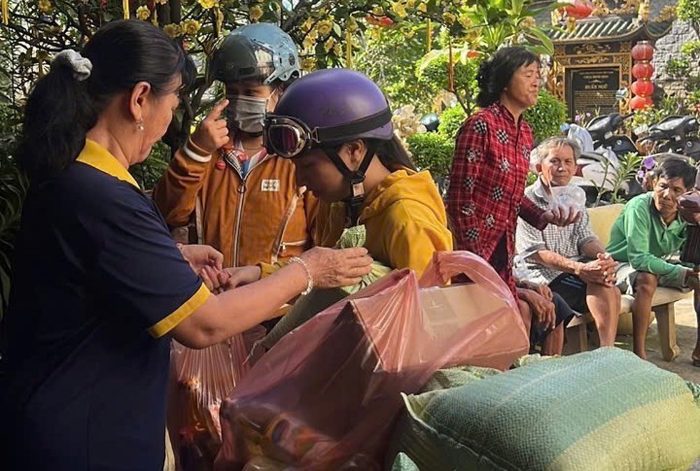 TP.HCM: Chùa Minh Giác trao hơn 300 phần quà đến bà con khó khăn dịp Rằm tháng Bảy