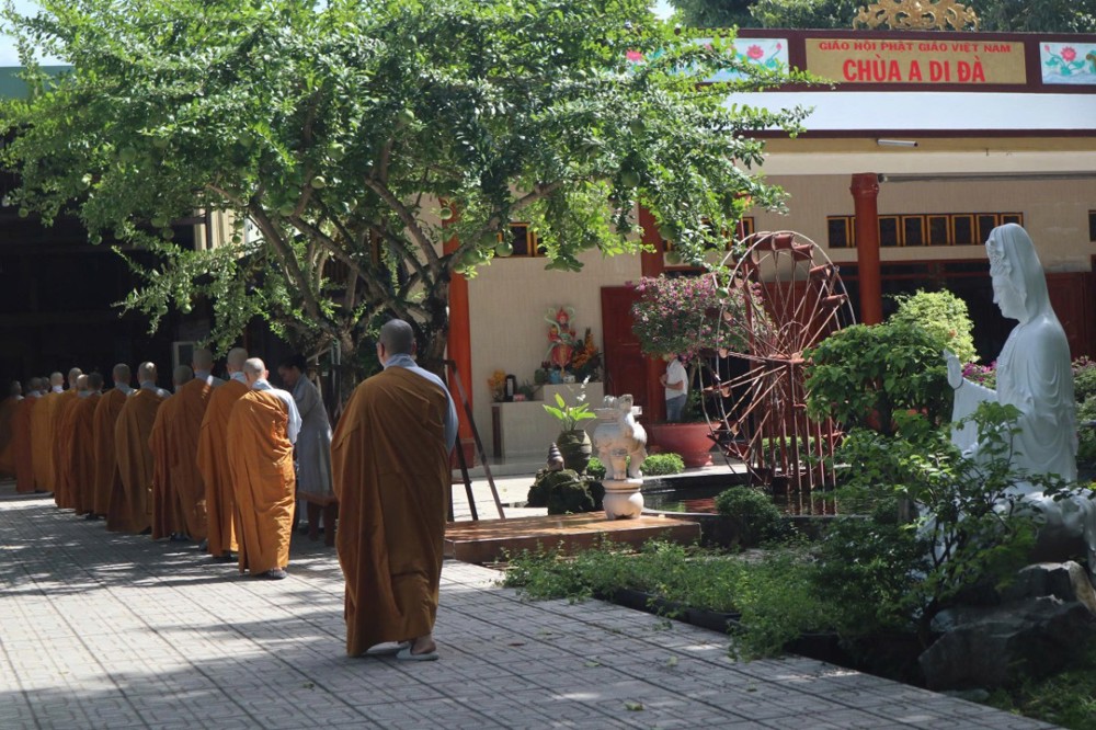 TP.HCM: Trang nghiêm lễ kính mừng Đức Bồ tát Quán Thế Âm Thành Đạo và tái hiện hạnh trì bình khất thực tại trường hạ chùa Di Đà