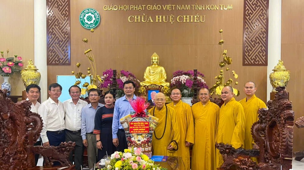 Quảng Ngãi: Lãnh đạo tỉnh thăm, chúc mừng chư Tôn đức, Phật tử nhân mùa Vu Lan PL.2570