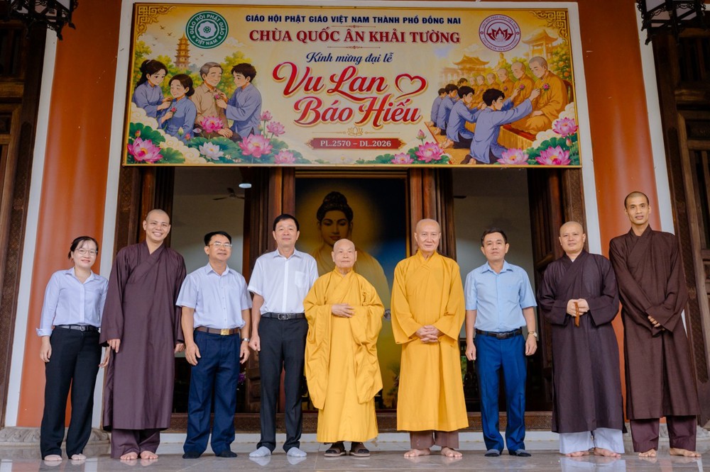Lãnh đạo Sở Dân tộc và Tôn giáo TP. Đồng Nai chúc mừng Vu lan Trưởng lão Hòa thượng Chủ tịch