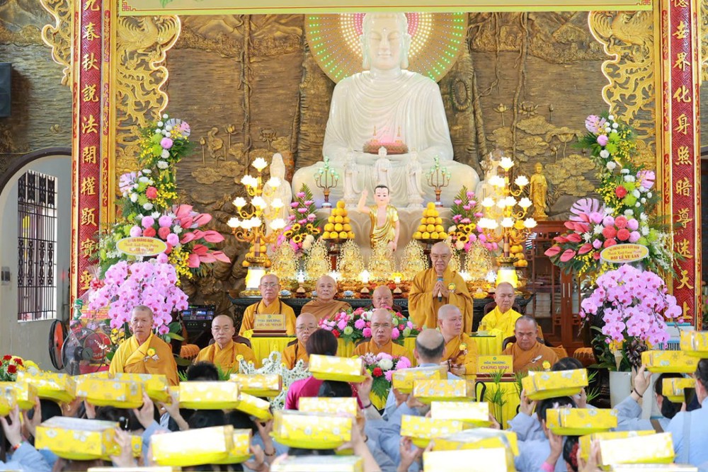 TP.HCM: Trường hạ chùa Kiều Đàm trang nghiêm lễ Tác pháp tạ pháp và dâng Pháp y PL.2570
