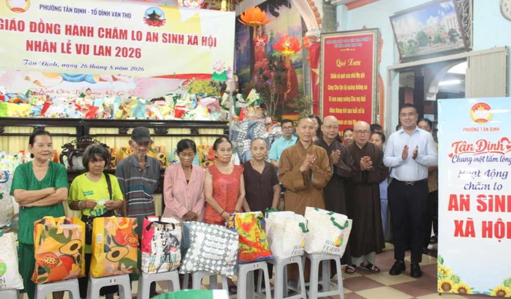 TP.HCM: Tổ đình Vạn Thọ trao 850 phần quà đến các gia đình khó khăn nhân mùa Vu Lan