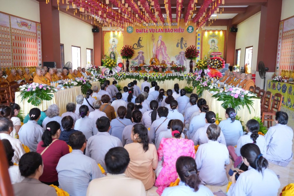 An Giang: Chùa Bửu Khánh trang nghiêm tổ chức Đại lễ Vu lan Báo hiếu – dâng y ca-sa PL.2570