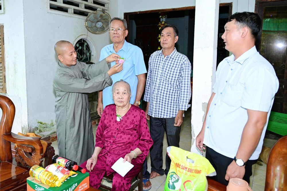 Đồng Tháp: Chùa Sắc tứ Long An mang mùa Vu lan về với mái ấm gia đình Phật tử 