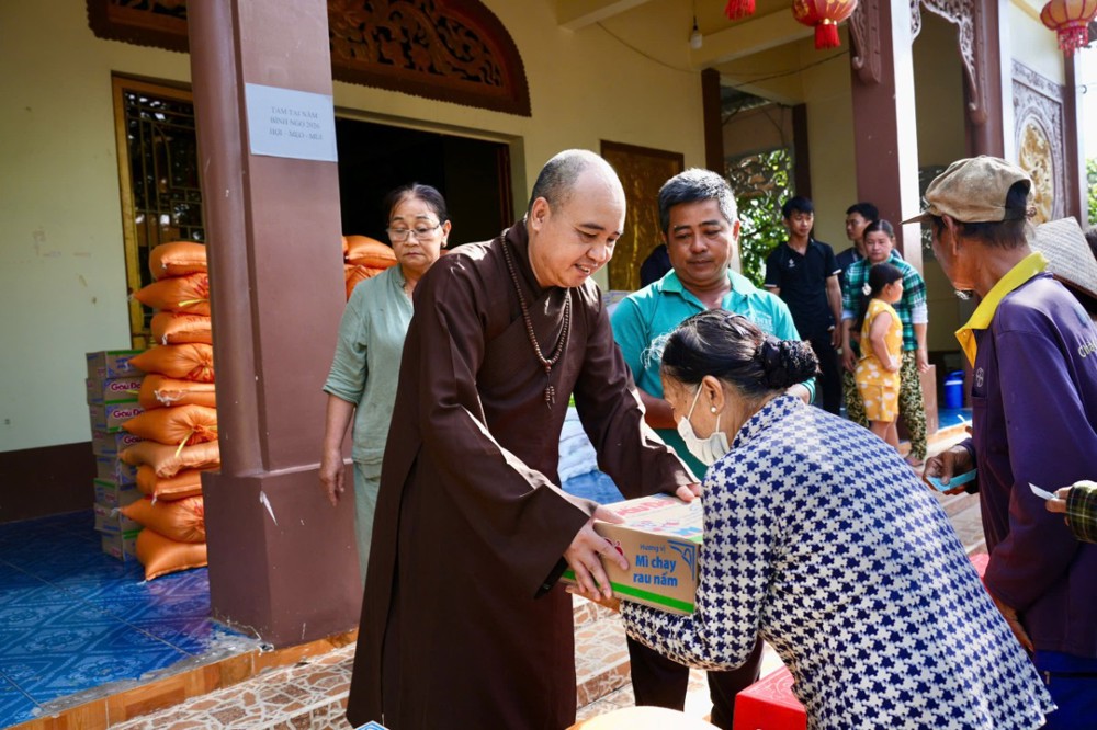 An Giang: Chùa Phổ Quang trao 150 phần quà đến bà con khó khăn nhân mùa Vu lan