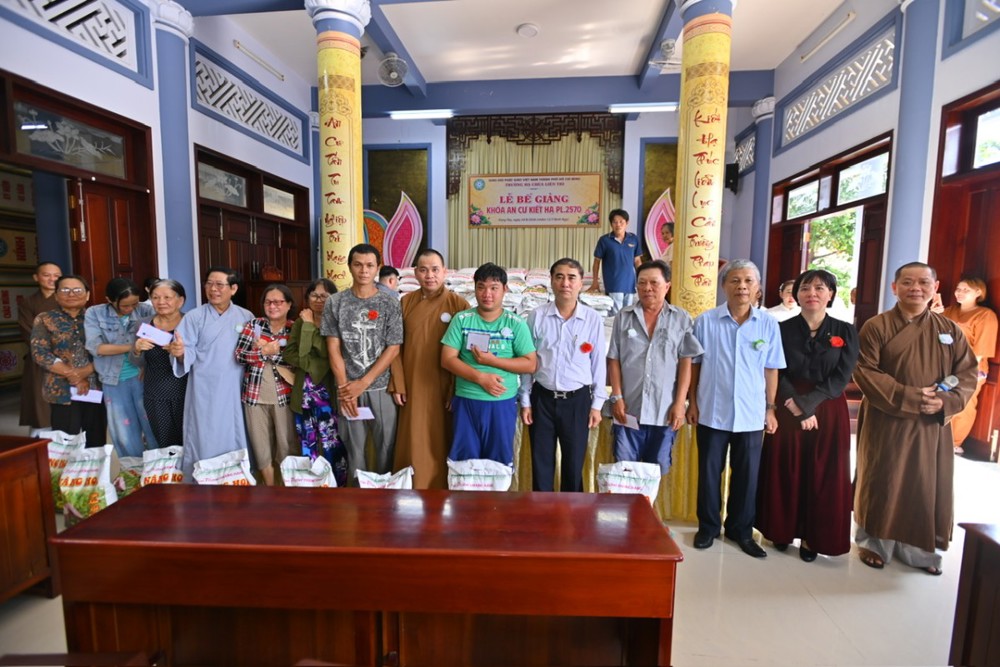 TP.HCM: Chùa Liên Trì cài hoa hồng, trao 300 phần quà đến các hộ gia đình khó khăn