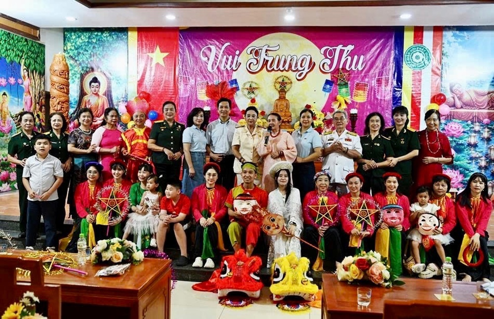 Hà Nội: Rực rỡ đêm vui Trung thu tại Chùa Quán Sứ 
