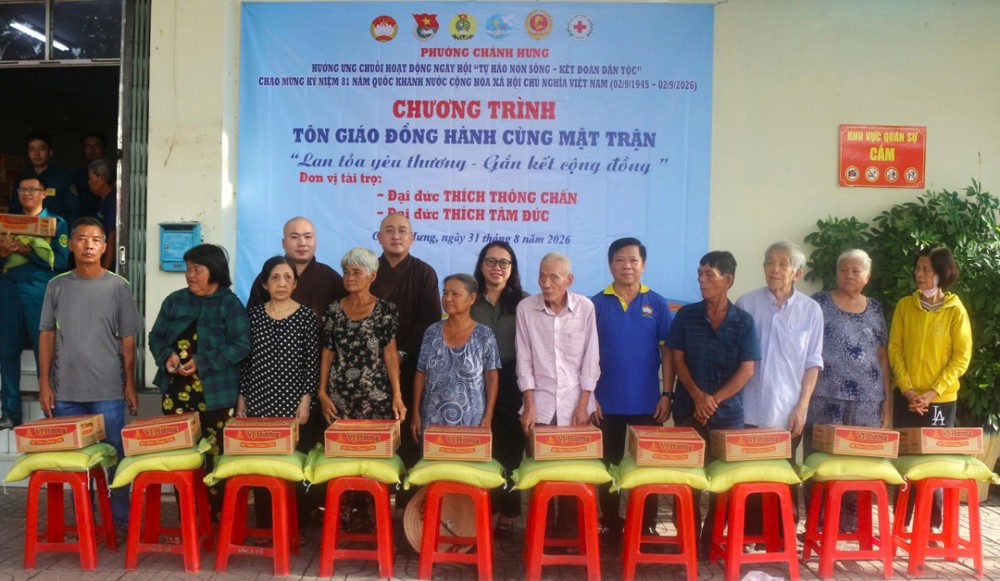 TP.HCM: Trao 100 phần quà đến hộ khó khăn nhân mùa Vu Lan Báo hiếu