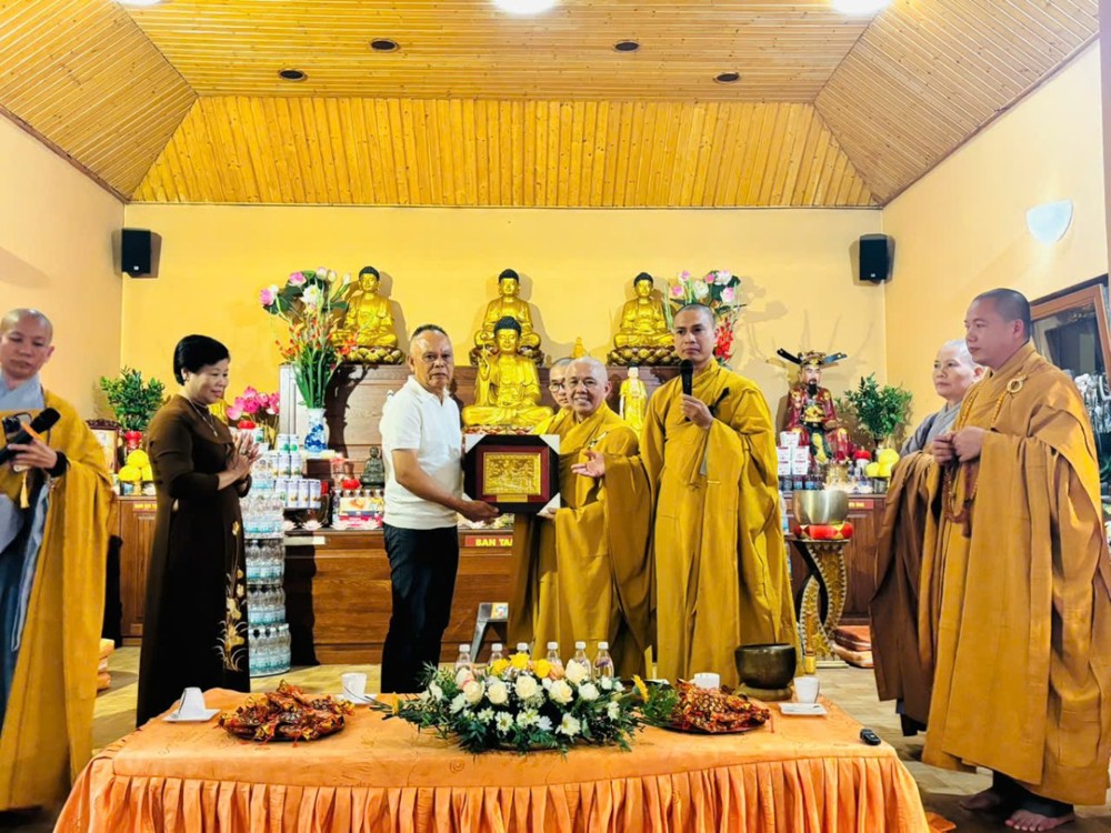 Phân ban Phật tử Hải ngoại TƯ thăm chùa Giác Nguyện và bà con người Việt tại Cộng hòa Séc
