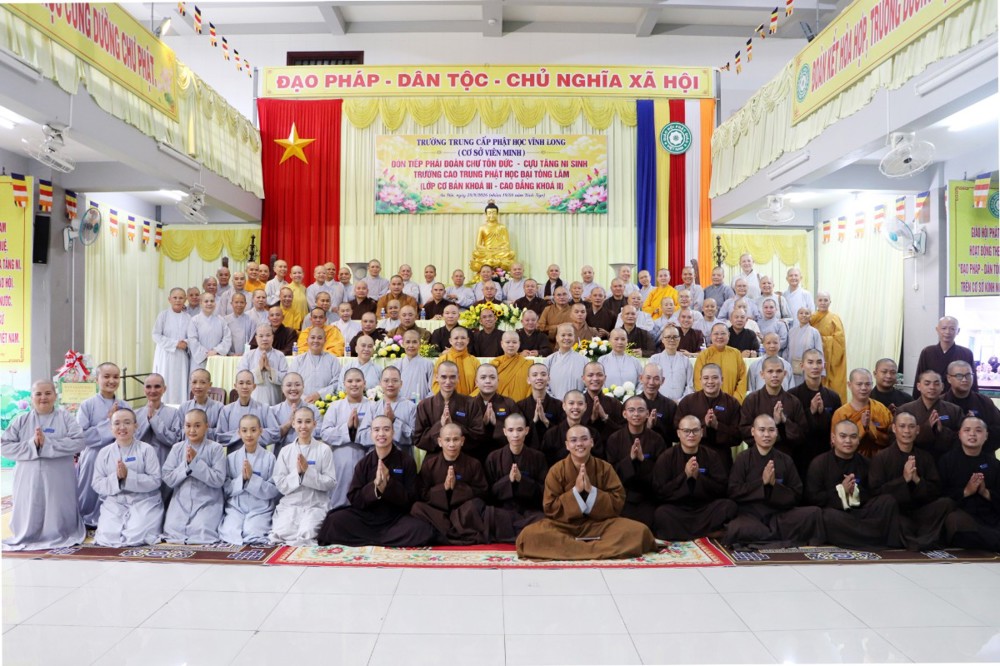 Vĩnh Long: Cựu Tăng Ni sinh Trường Cao Trung Phật học Đại Tòng Lâm trở về thăm thế hệ đàn em Khóa V, Trường TCPH cở sở chùa Viên Minh