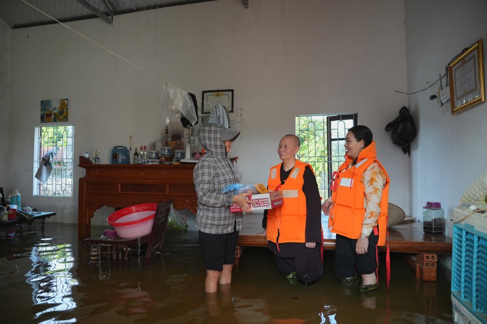 Chùa Trăm Gian tiếp nối hành trình sẻ chia cùng bà con vùng lũ tại xã Quảng Bị - Hà Nội