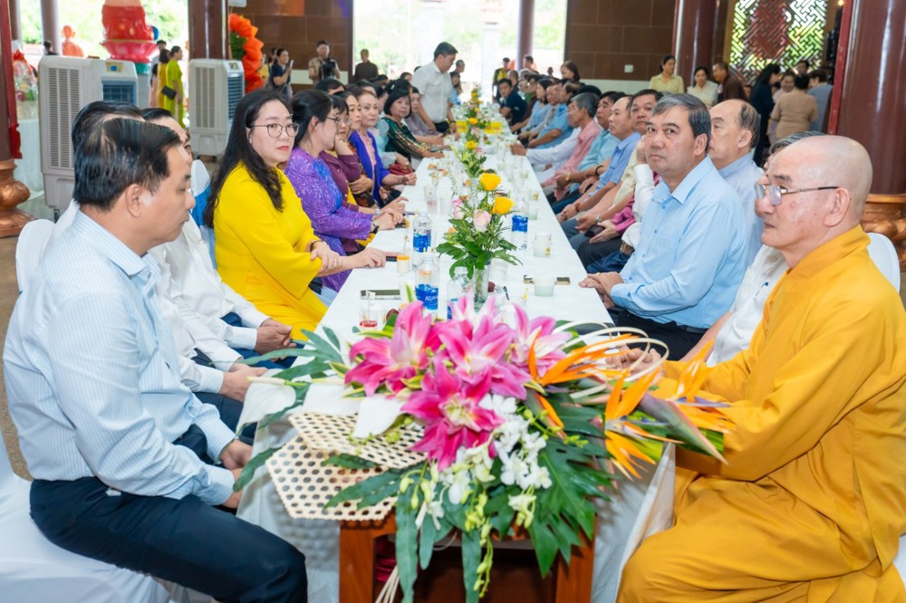 Vĩnh Long: Chính quyền các cấp thăm, chúc mừng lễ Vu lan tại chùa Phật Ngọc Xá Lợi