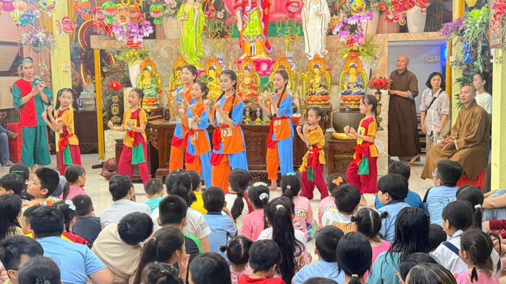 TP.HCM: Chùa Pháp Hoa tổ chức Hội Trung thu “Vầng trăng Phật hiện”, trao tặng 850 phần quà cho thiếu nhi