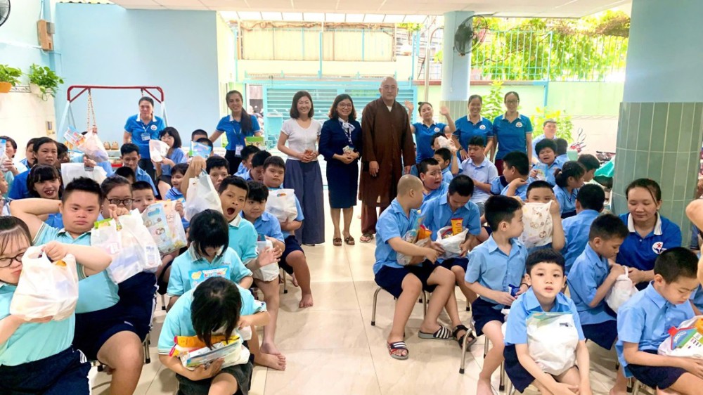 TP.HCM: Từ Phước Tịnh xá trao quà Trung thu đến học sinh Trường Chuyên biệt Tương Lai