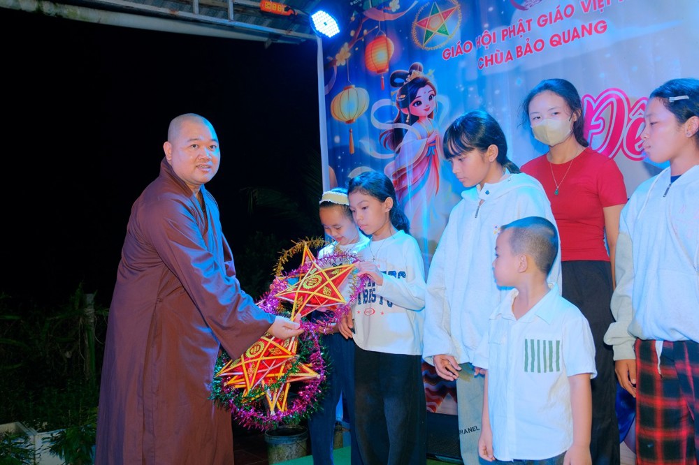 An Giang: 500 em thiếu nhi dự “Đêm hội trăng rằm” tại chùa Bảo Quang