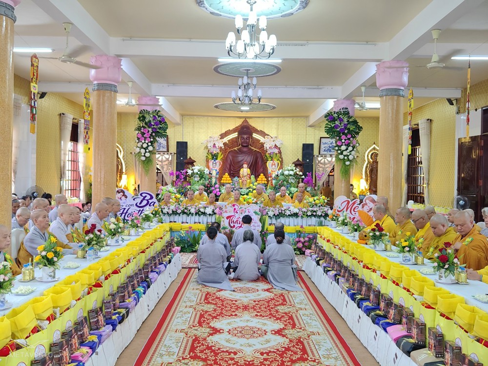 Đồng Tháp: Chùa Nam An trang nghiêm húy kỵ Hòa thượng khai sơn cài Hoa hiếu hạnh và trao quà từ thiện