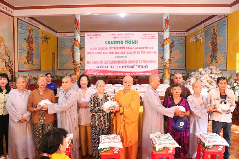 Vĩnh Long: Chùa Vạn Hòa kết hợp tổ chức khám chửa bệnh và tặng 400 phần quà đến người dân khó khăn