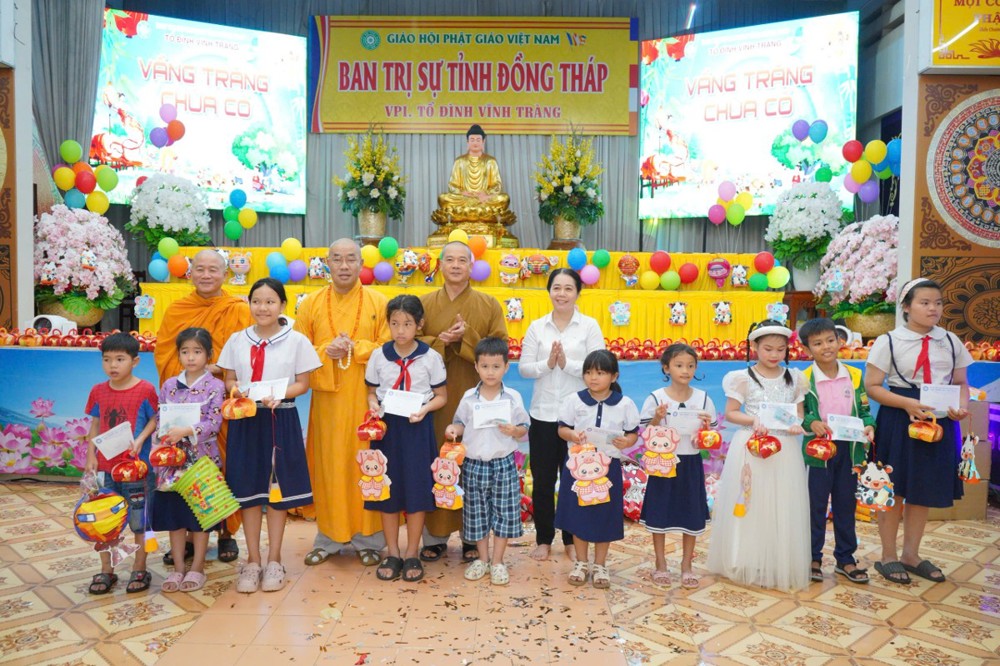 Đồng Tháp: “Vầng Trăng Chùa Cổ” – Đêm Trung thu lan tỏa yêu thương đến hơn 500 thiếu nhi tại tổ đình Vĩnh Tràng