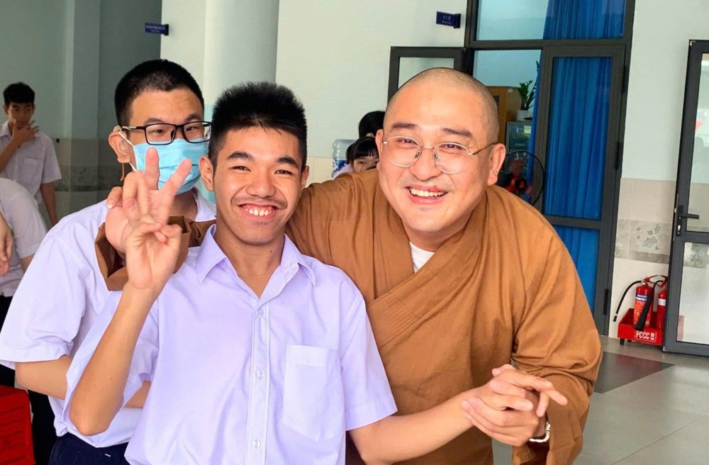TP.HCM: Từ Phước tịnh xá trao quà Trung thu đến học sinh khuyết tật Trường Hy Vọng