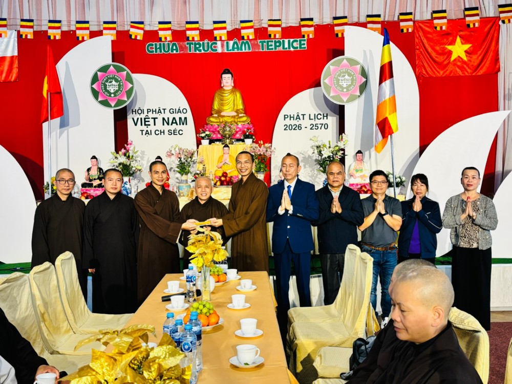 Phân ban Phật tử Hải ngoại thăm, vấn an chư Tăng và Phật tử tại chùa Trúc Lâm Teplice