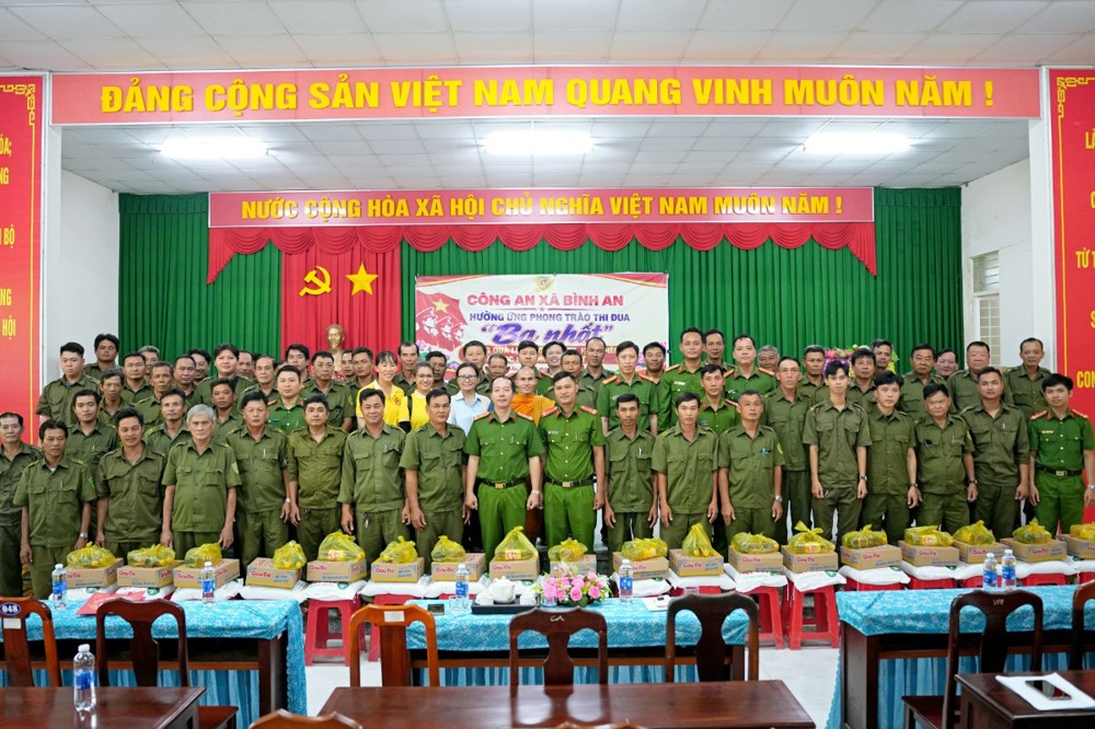 An Giang: Tịnh xá Ngọc Sơn trao 100 phần quà hưởng ứng phong trào thi đua “Ba nhất”