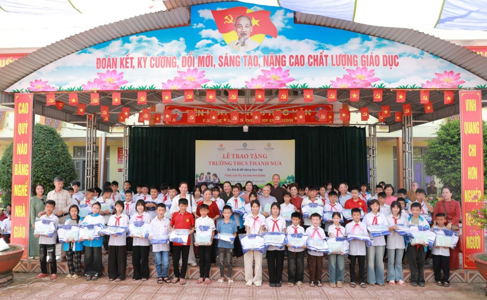 Điện Biên: Chùa Thiên Quang trao học bổng, tặng thiết bị học tập và đèn năng lượng cho người dân vùng núi Tây Bắc 