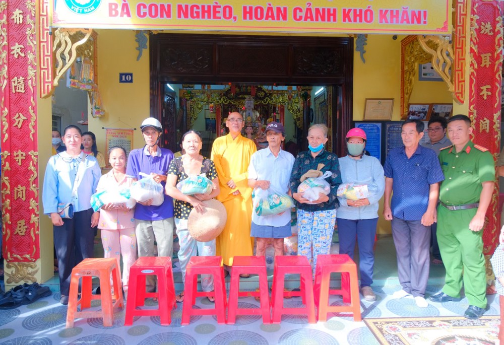 An Giang: Chùa Bửu Kim trao 700 phần quà đến bà con khó khăn nhân mùa Vu lan