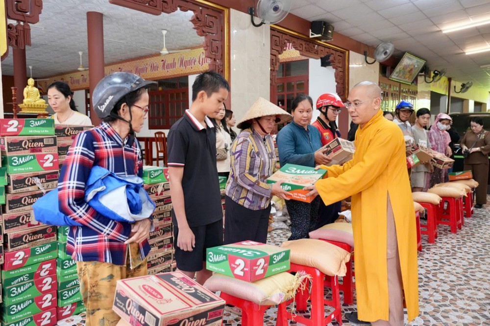 An Giang: Chùa Ngọc Bửu Hương trao 200 phần quà đến bà con có hoàn cảnh khó khăn