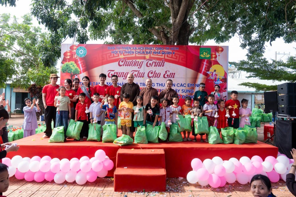 TP.HCM: Hội Từ thiện chùa Bát Nhã mang Trung thu đến với học sinh vùng sâu Mã Đà