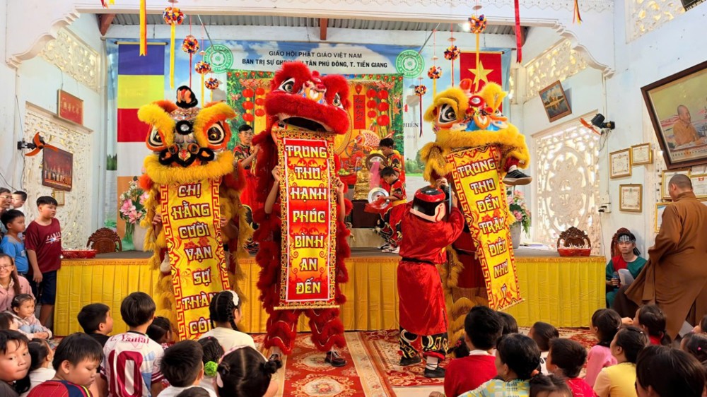Đồng Tháp: Chùa Kim Thiền tổ chức Trung thu muộn “Vầng trăng Phật hiện”