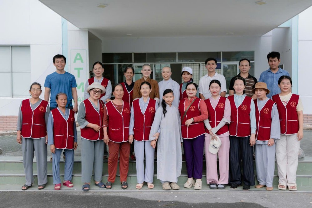 Đà Nẵng: Câu lạc bộ Hiểu và Thương chùa Hoà Minh trao học bổng, tặng suất ăn chay