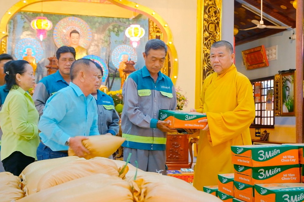 An Giang: Chùa Phổ Minh trao 200 phần quà, sẻ chia cùng người lao động và bà con khó khăn
