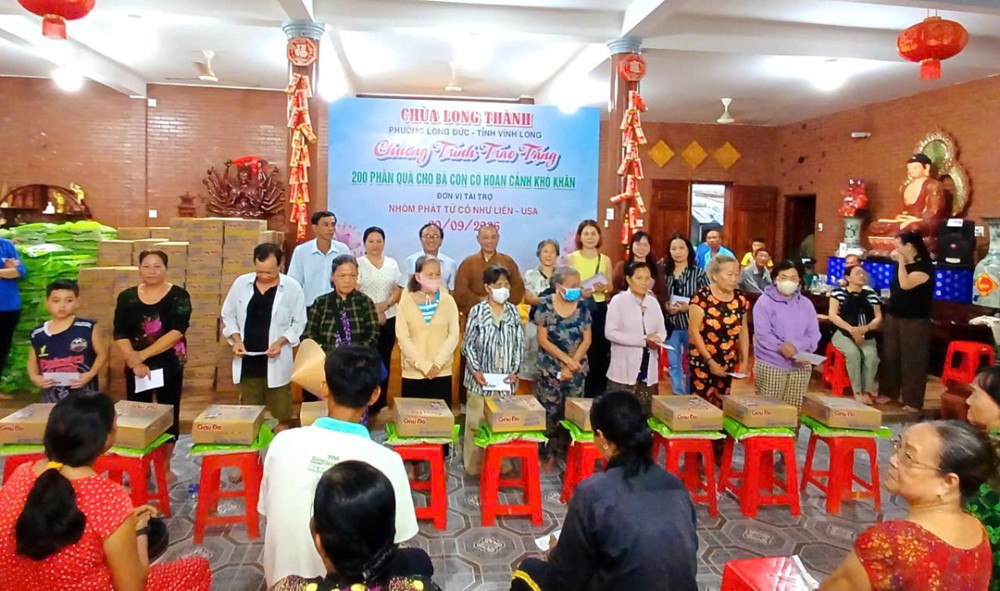 Vĩnh Long: Chùa Long Thành trao quà đến bà con khó khăn và thiếu nhi nhân Tết Trung thu