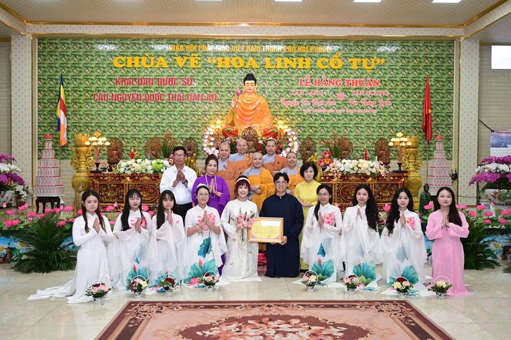 Hải Phòng: Đôi bạn trẻ vân tập về chùa Vẽ (Hoa Linh cổ tự) tổ chức Lễ hằng Thuận